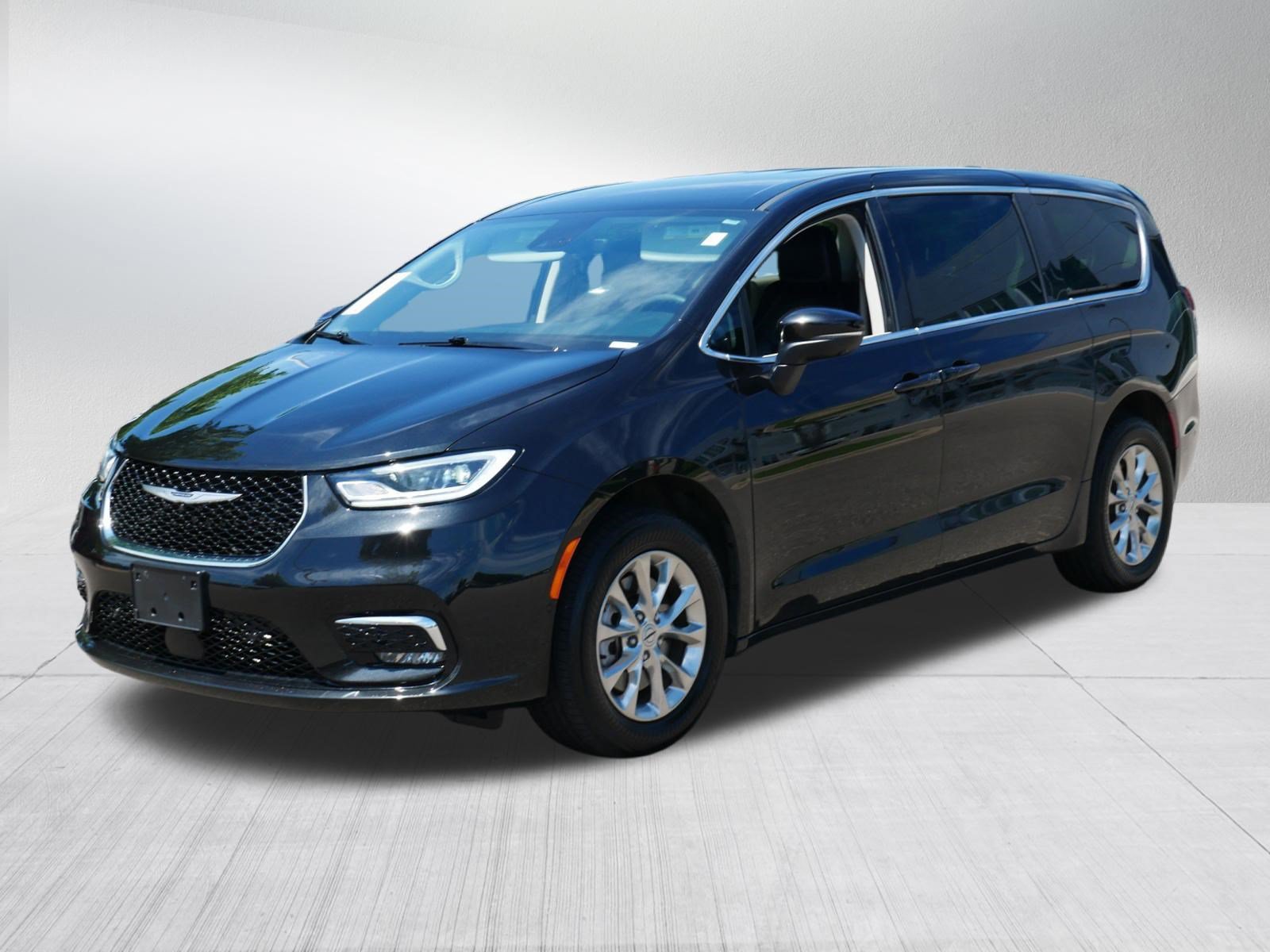 Used 2023 Chrysler Pacifica Touring-L AWD/4WD image 3