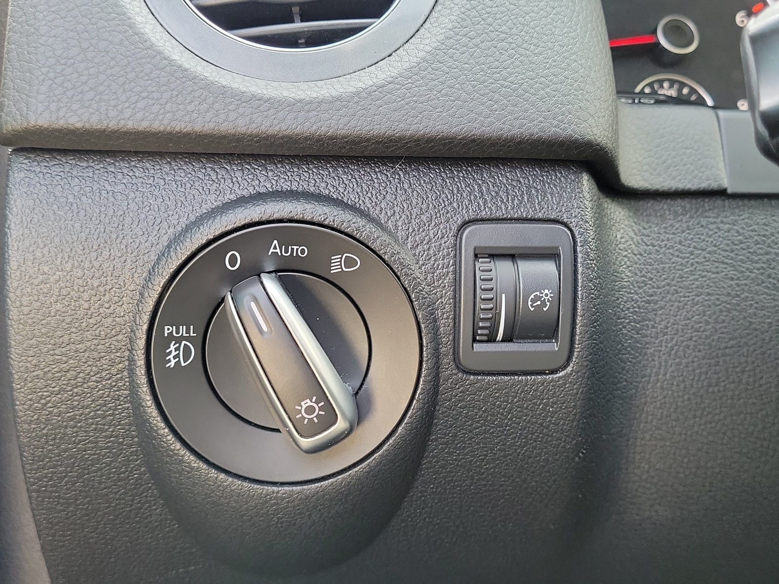 Used 2017 Volkswagen Tiguan SEL FWD image 16