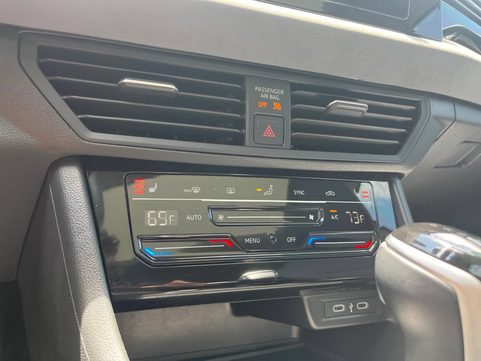 Certified 2025 Volkswagen Jetta SE FWD image 24