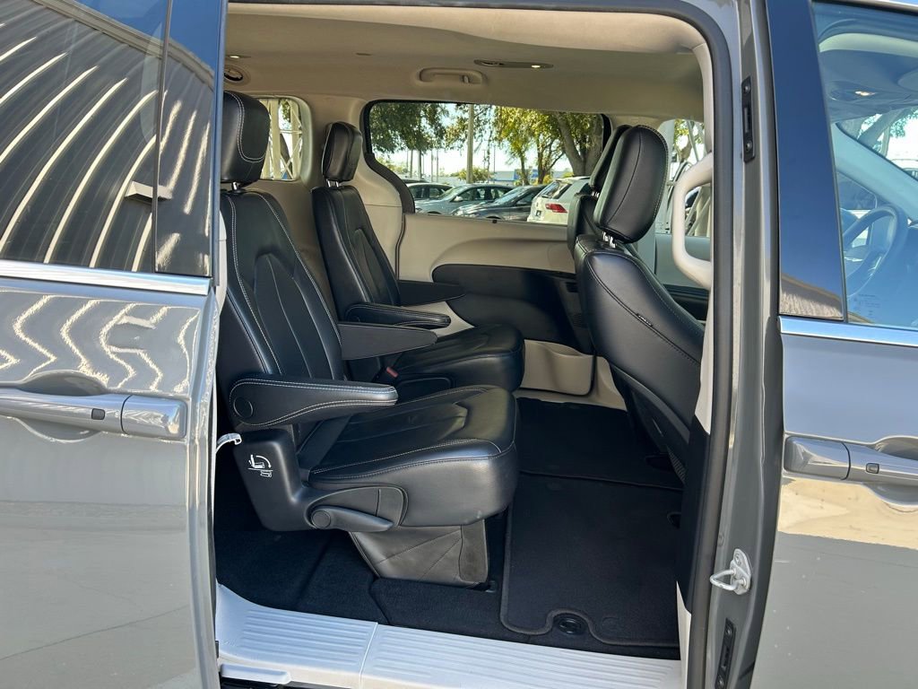 Used 2022 Chrysler Pacifica Touring-L image 48