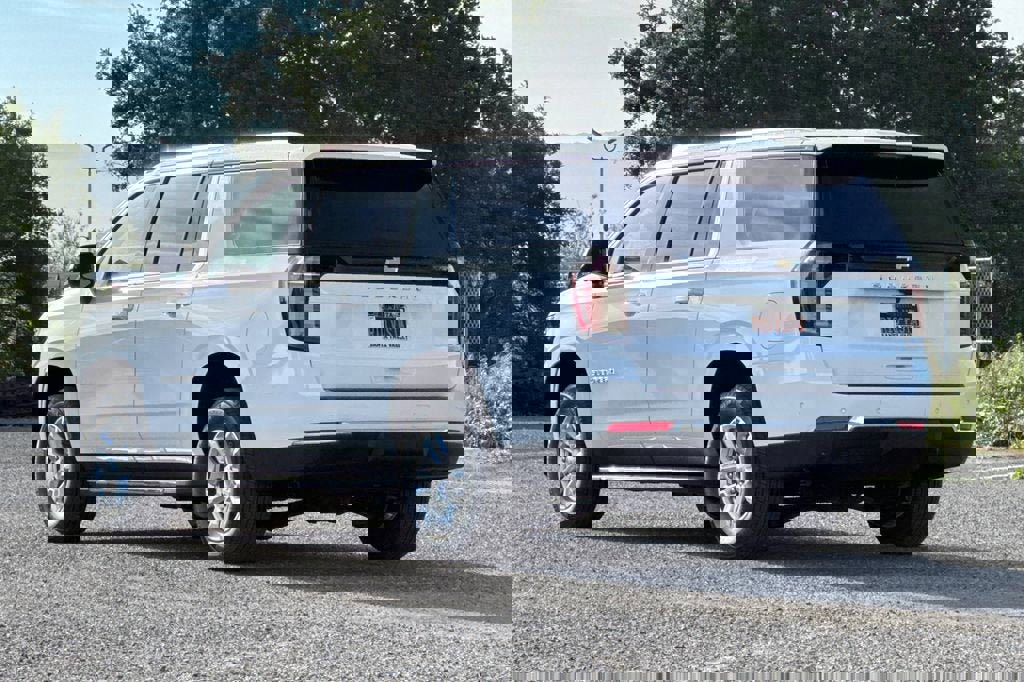 New 2026 Chevrolet Suburban LS image 6