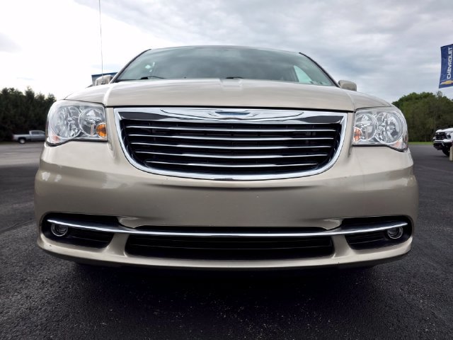 Used 2014 Chrysler Town & Country Touring FWD image 7