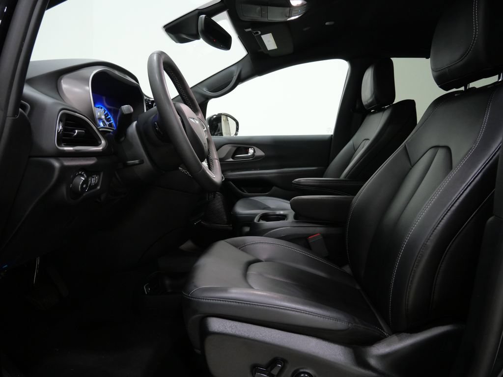 Used 2025 Chrysler Pacifica Select FWD image 12