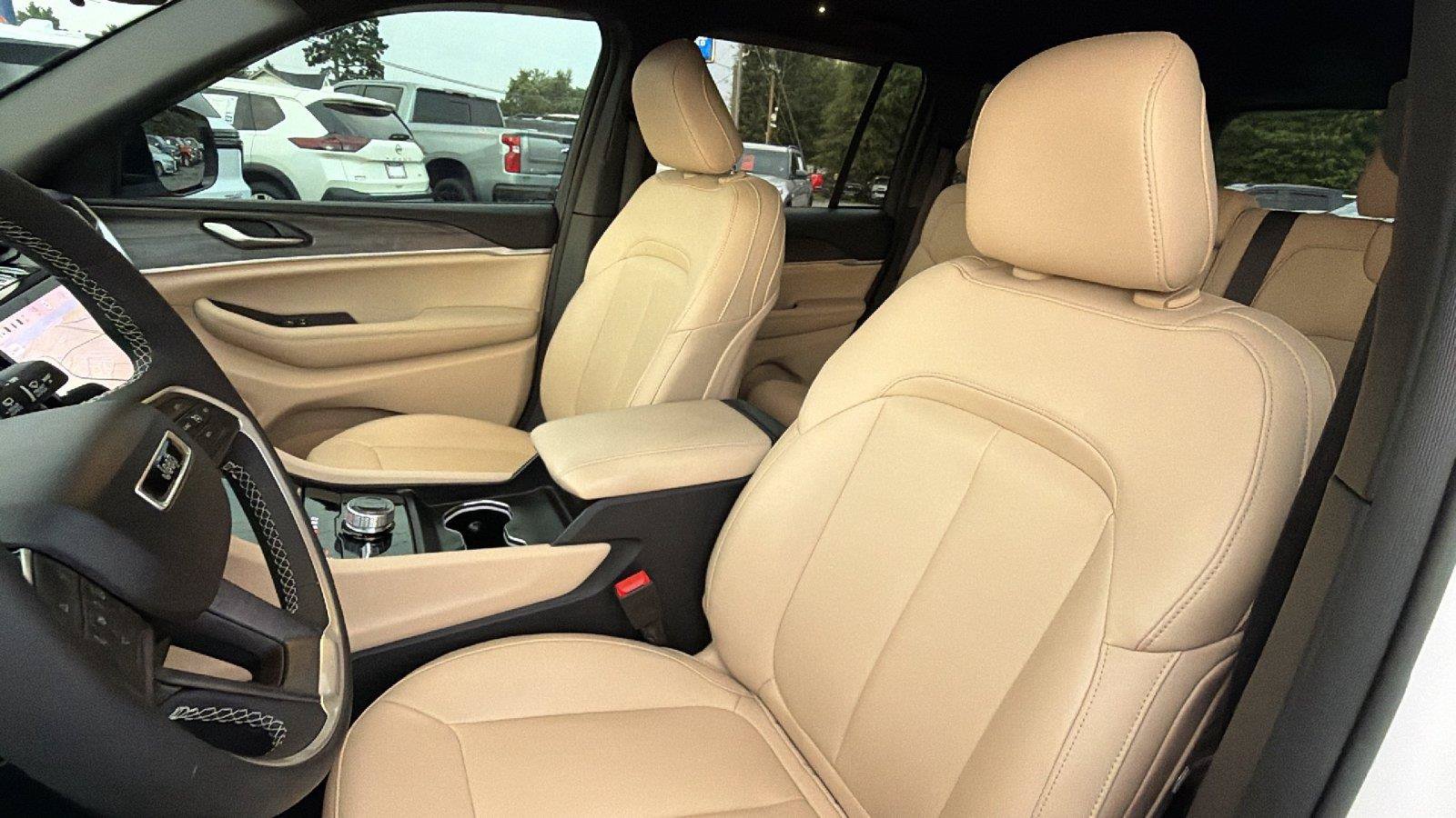 Used 2023 Jeep Grand Cherokee Limited AWD/4WD image 17