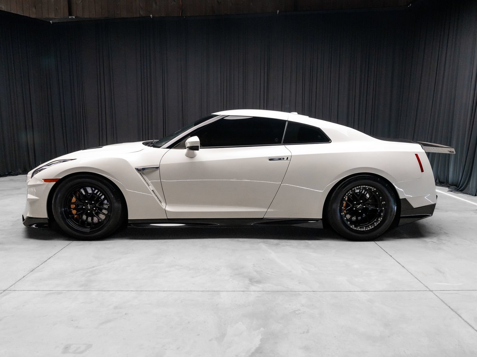 Used 2024 Nissan GT-R Premium w/ Premium Interior Package AWD/4WD image 16