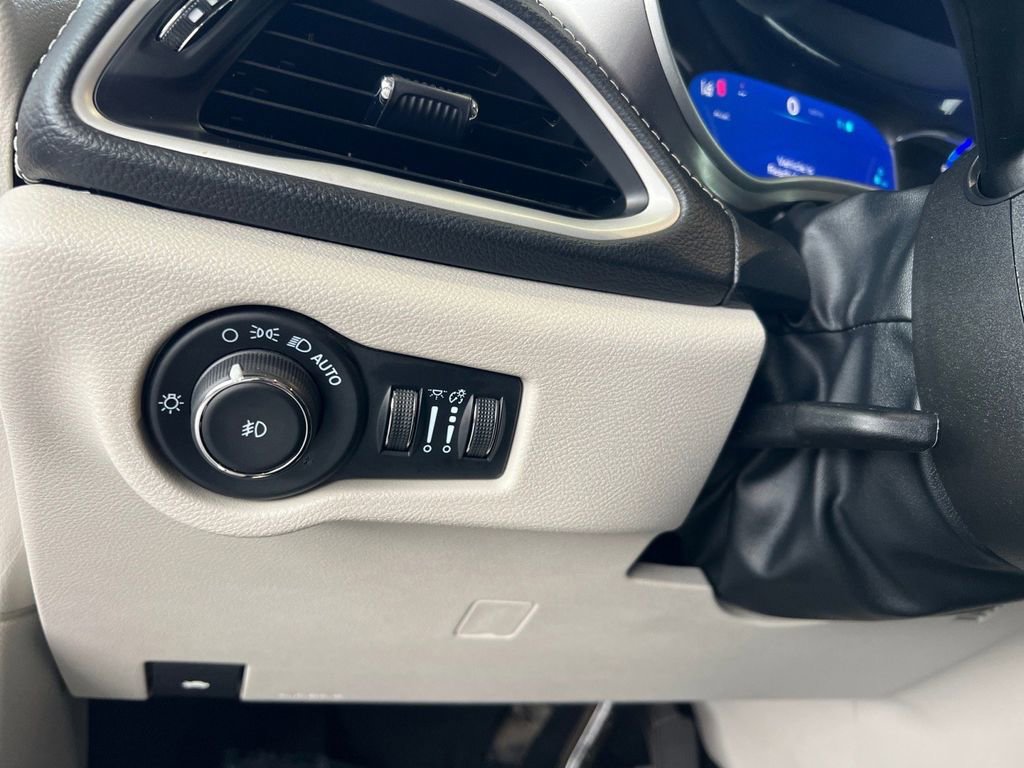 Used 2024 Chrysler Pacifica Select FWD image 41