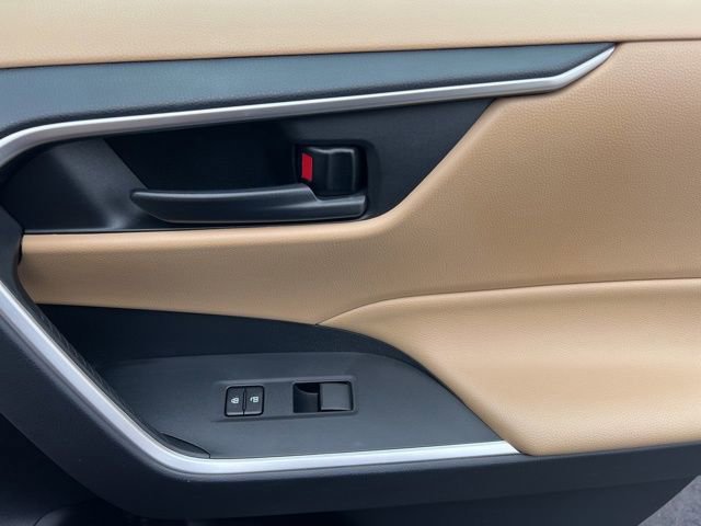 Used 2019 Toyota RAV4 LE w/ Carpet Mat Package image 28