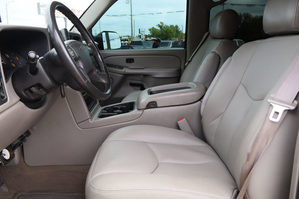 Used 2005 Chevrolet Silverado 2500 LS w/ Heavy-Duty Power Package AWD/4WD image 20