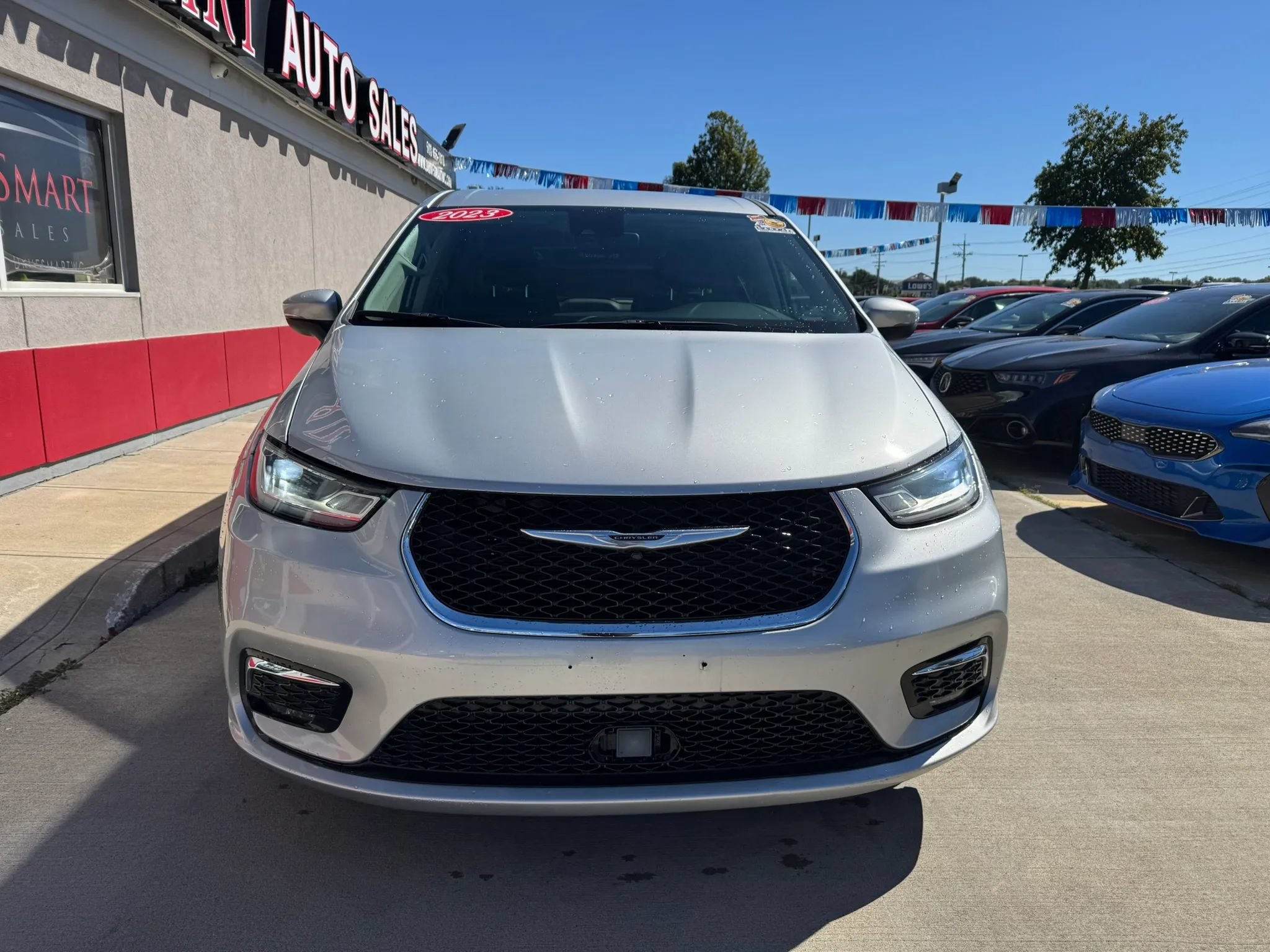 Used 2023 Chrysler Pacifica Touring-L FWD image 2