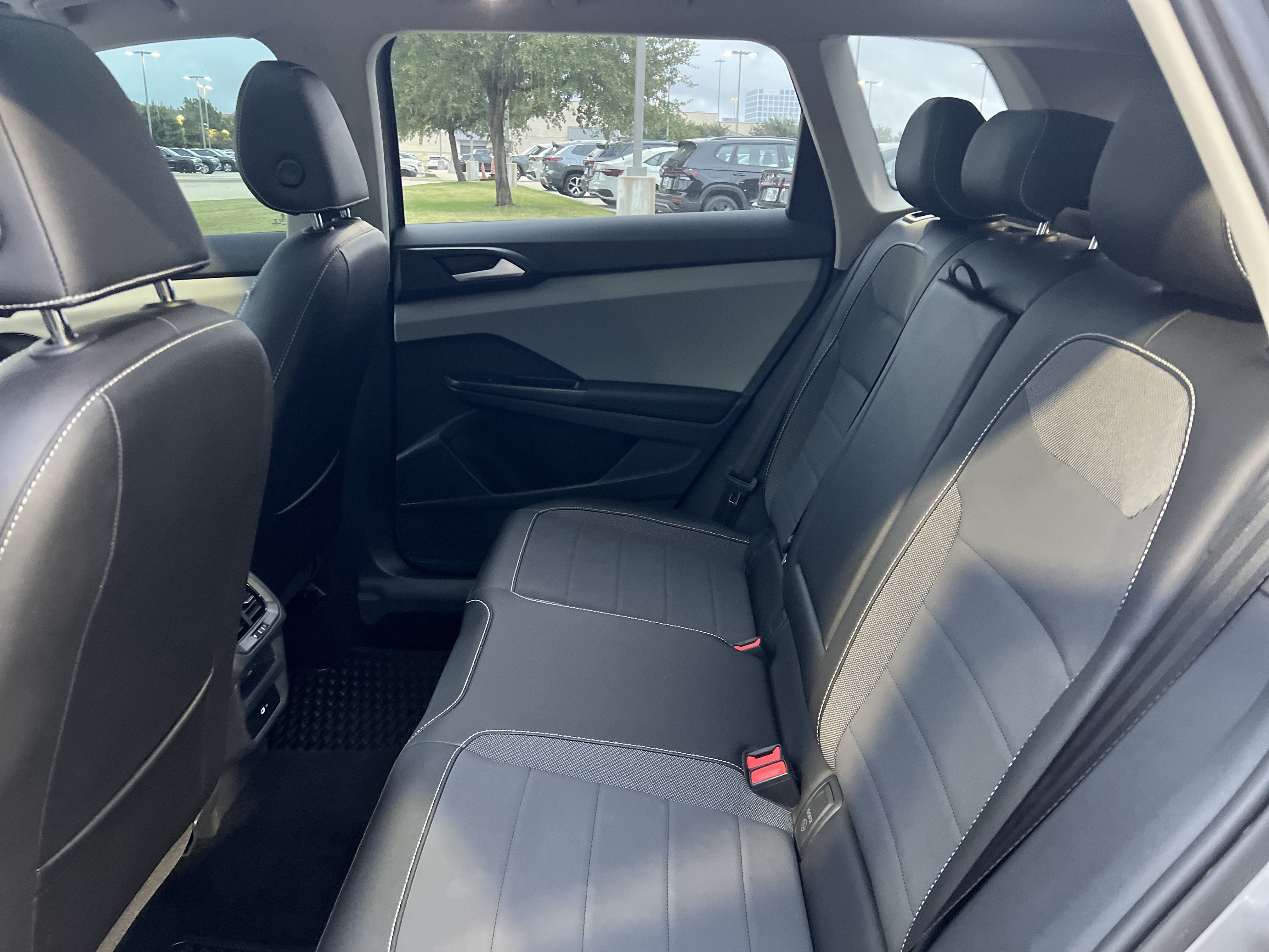 Used 2023 Volkswagen Taos SE w/ Panoramic Sunroof Package FWD image 27