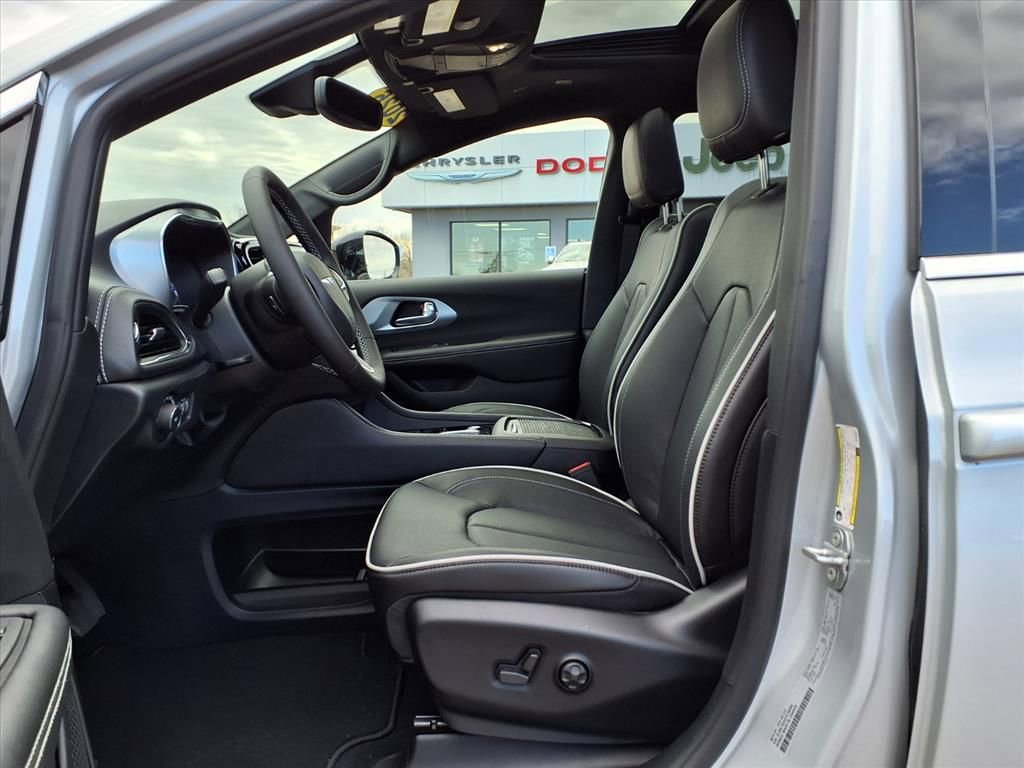 New 2026 Chrysler Pacifica Limited w/ Trailer Tow Group AWD/4WD image 12