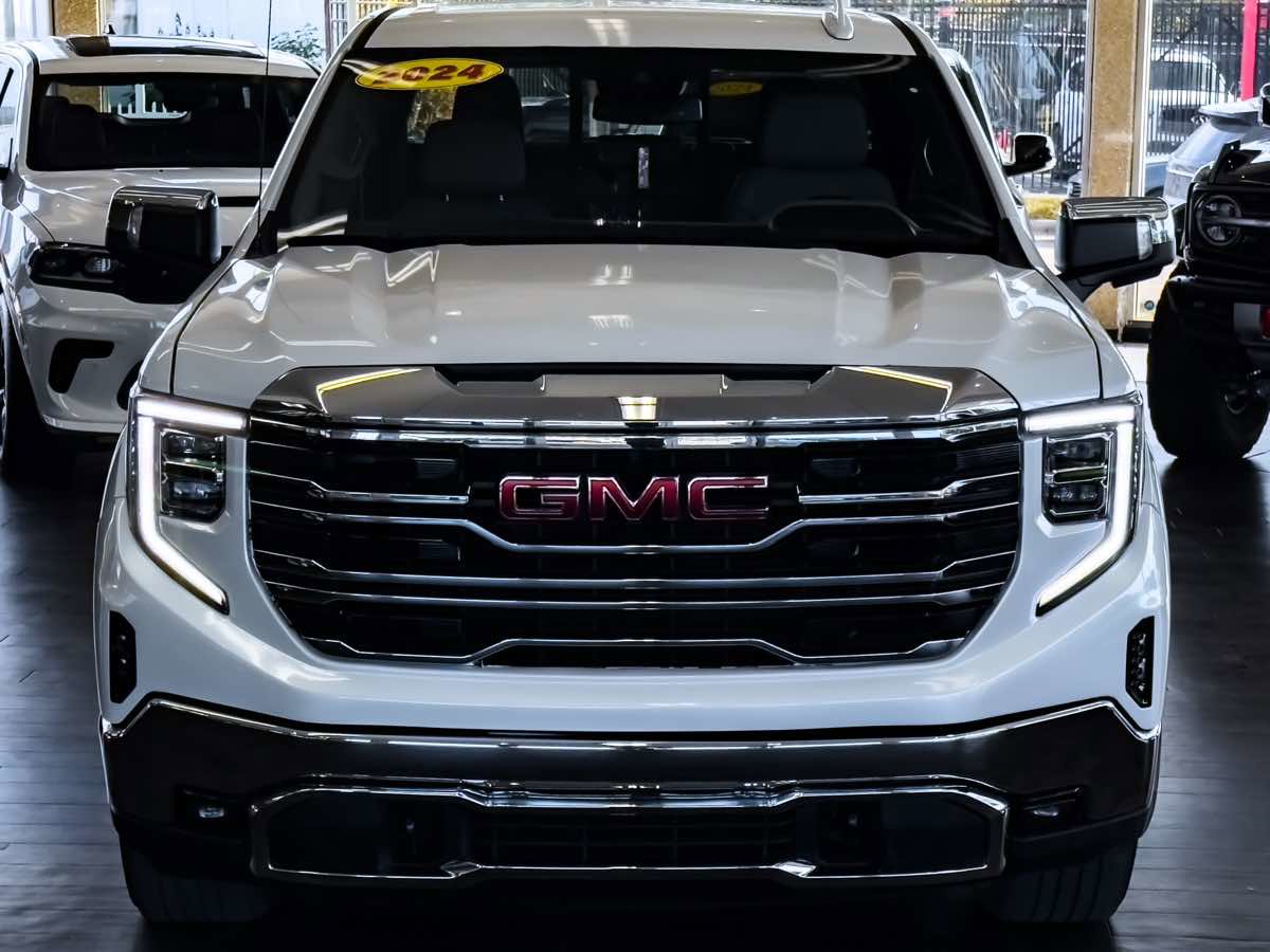 Used 2024 GMC Sierra 1500 SLT w/ SLT Convenience Package image 3
