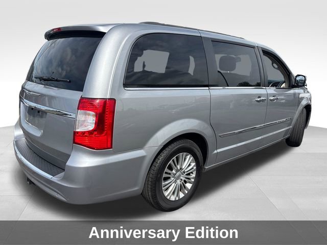 Used 2016 Chrysler Town & Country Touring-L FWD image 6