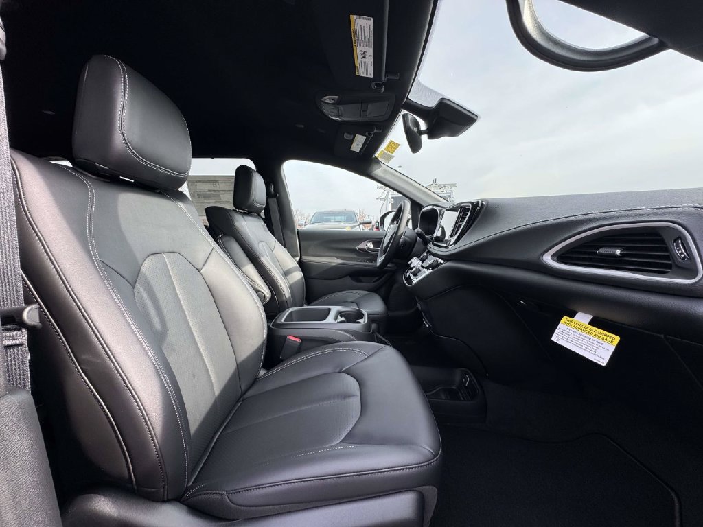 New 2026 Chrysler Pacifica Select FWD image 15