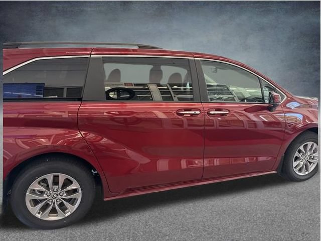 Used 2026 Toyota Sienna XLE FWD image 8