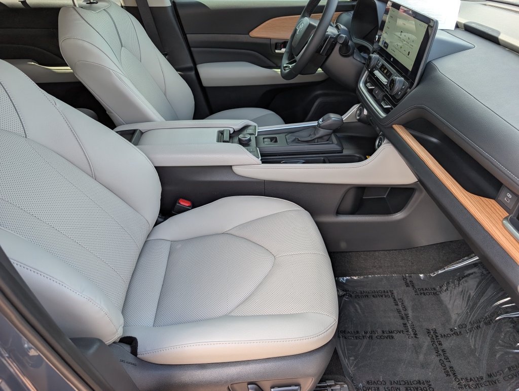 Used 2025 Toyota Grand Highlander AWD image 12