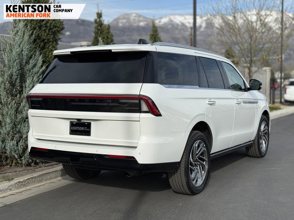 Used 2025 Lincoln Navigator Reserve image 9