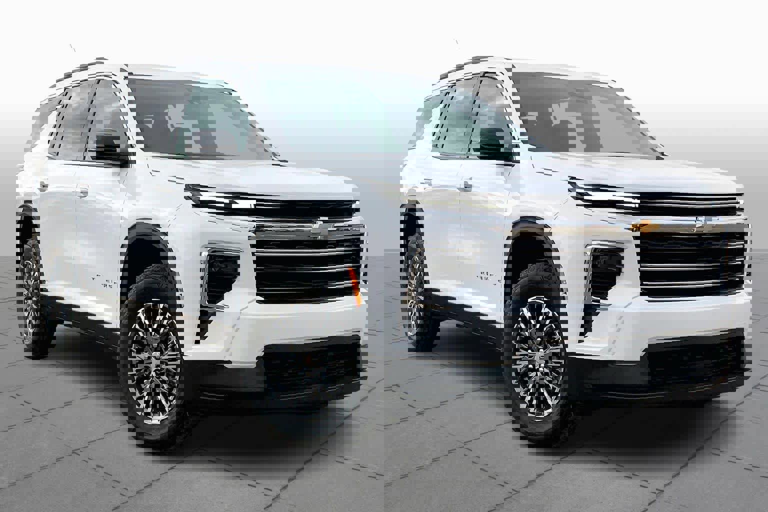 Used 2025 Chevrolet Traverse LT image 2