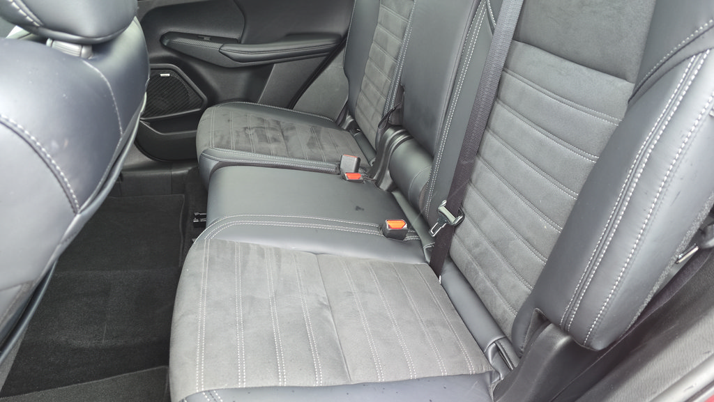 Used 2025 Mitsubishi Outlander SE FWD image 27