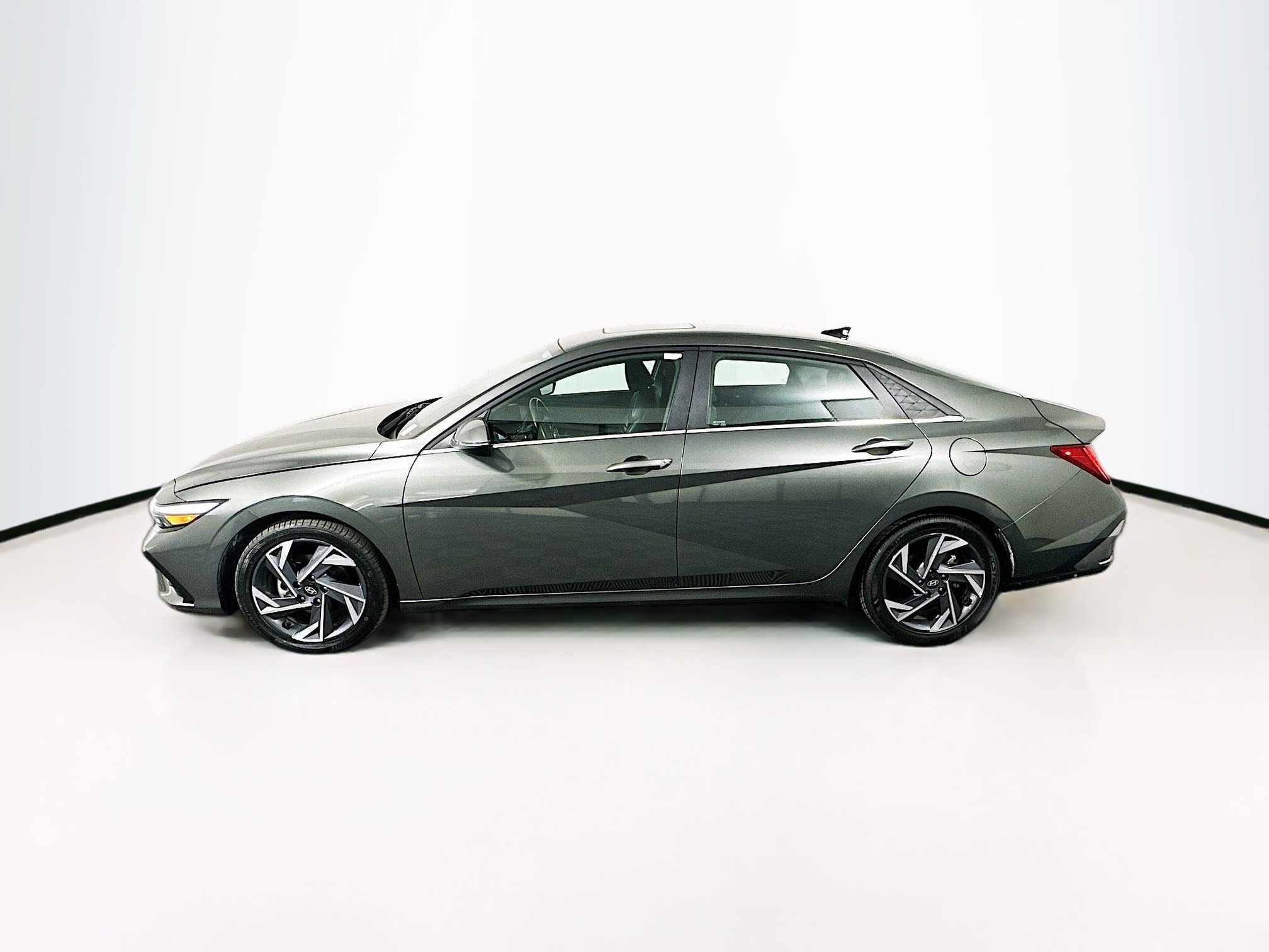 Used 2025 Hyundai Elantra Limited image 4