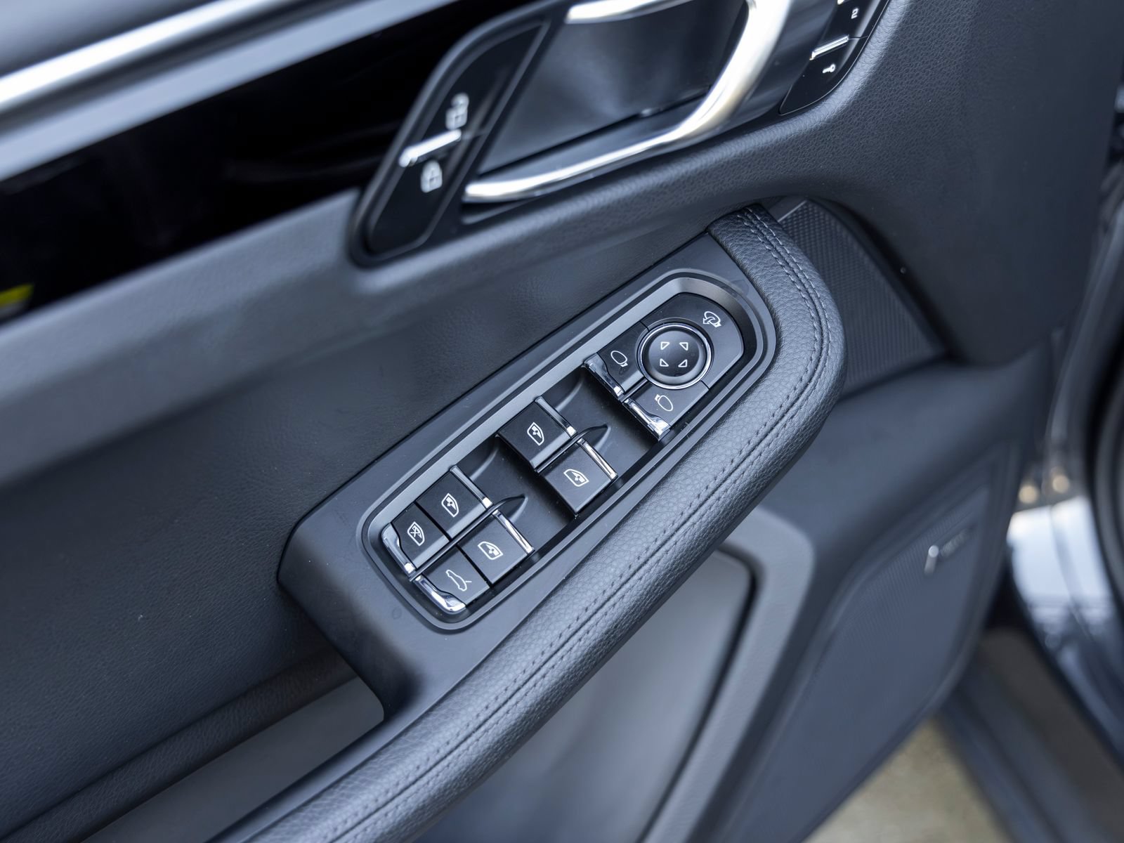 Certified 2026 Porsche Macan AWD/4WD image 27