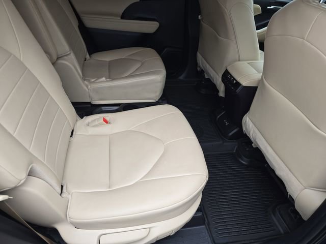 Used 2025 Toyota Highlander XLE image 11