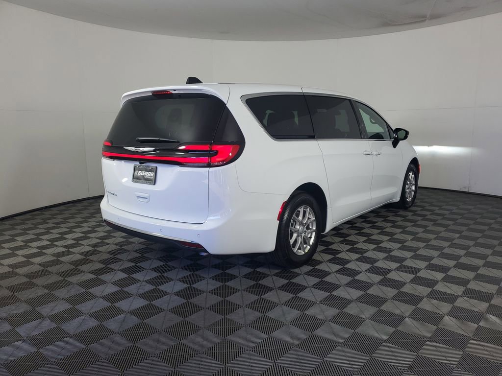 New 2026 Chrysler Pacifica Select image 4