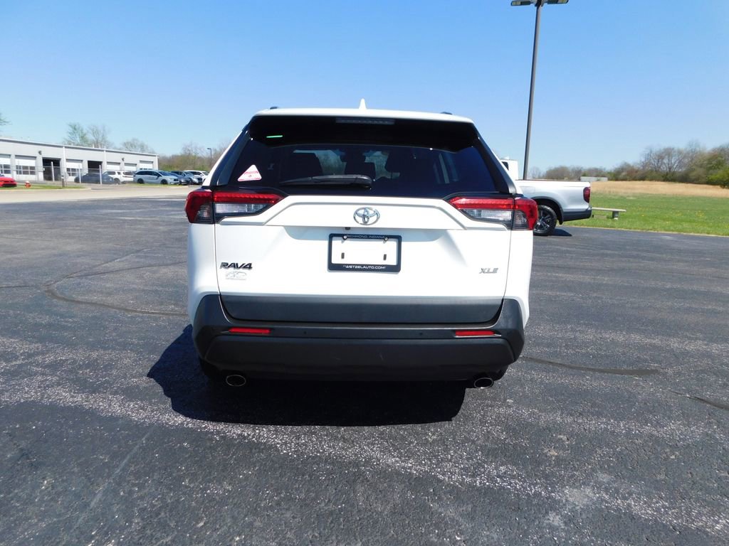 Used 2019 Toyota RAV4 XLE w/ Convenience Package image 4
