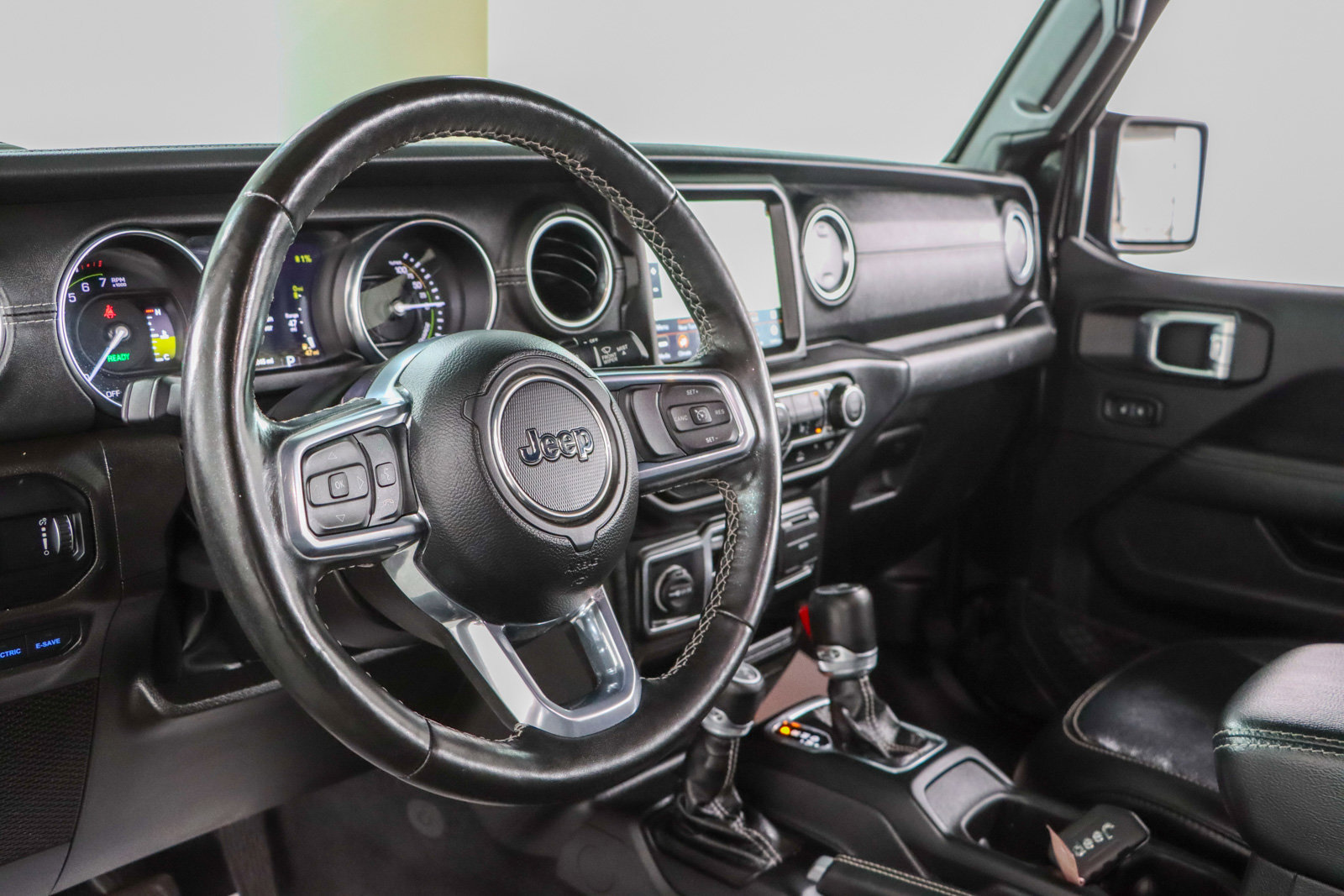 Used 2023 Jeep Wrangler Unlimited Sahara w/ Cold Weather Group AWD/4WD image 24