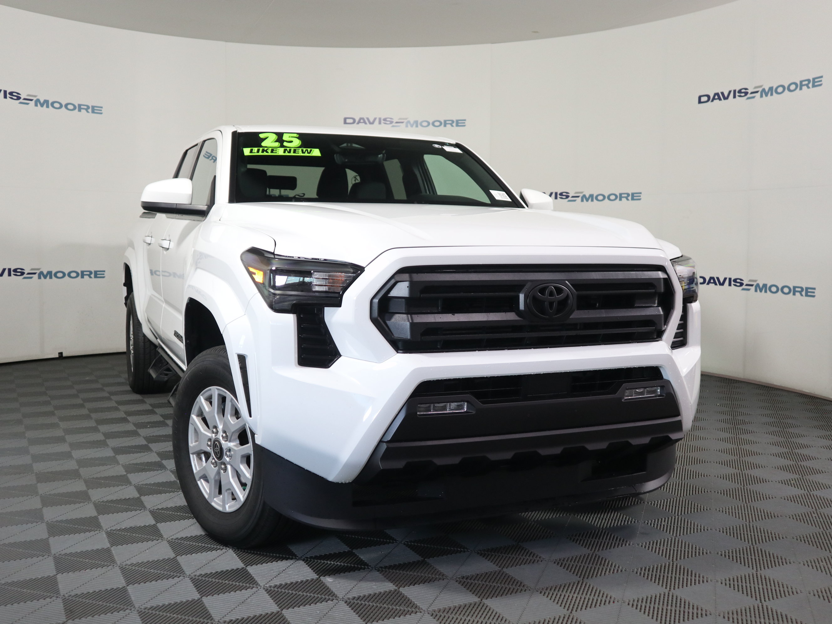 Used 2025 Toyota Tacoma SR5 AWD/4WD image 2