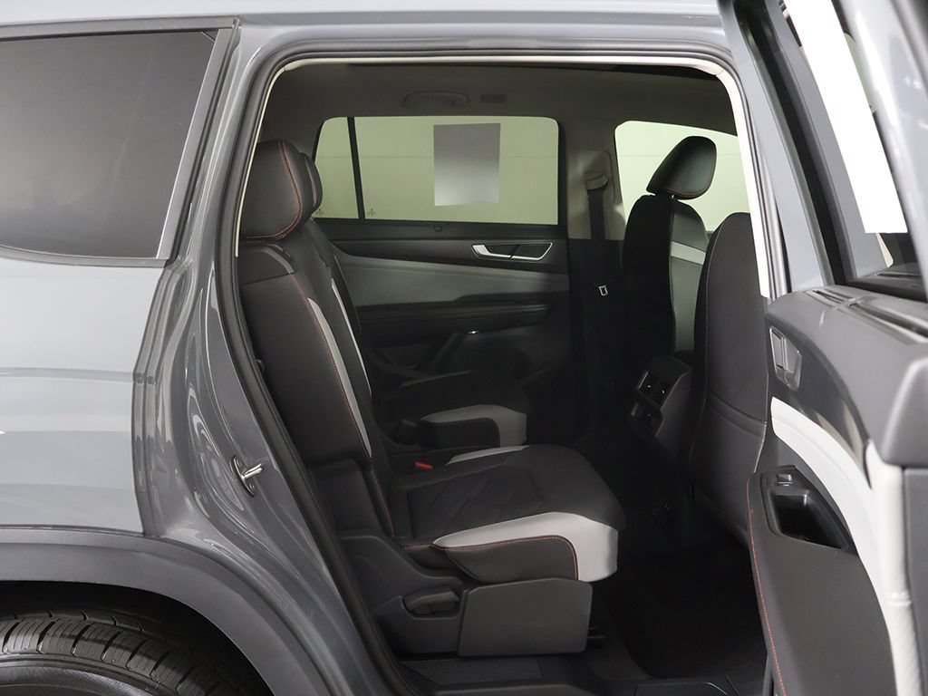 Used 2024 Volkswagen Atlas Peak Edition SE AWD/4WD image 33