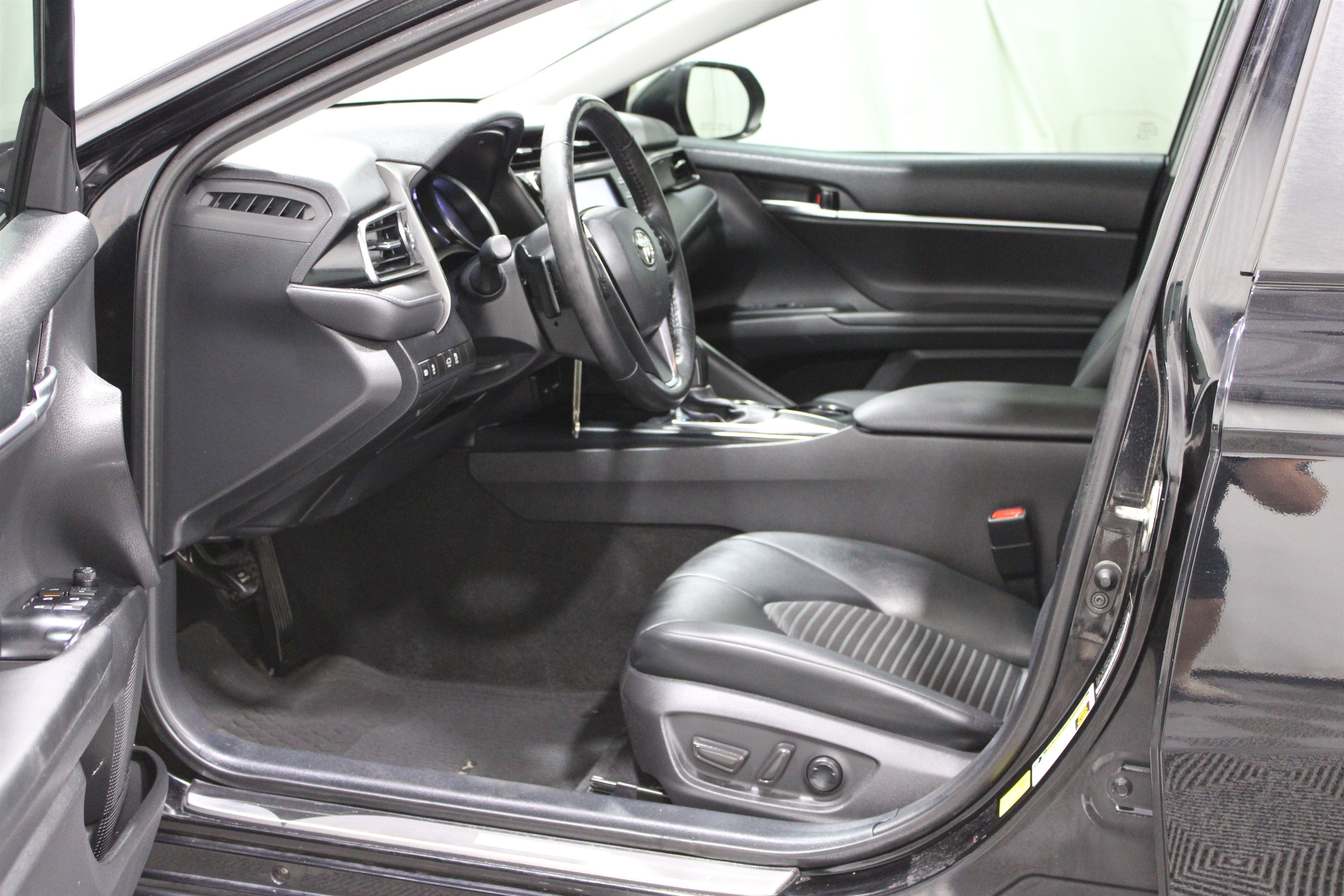Used 2020 Toyota Camry SE w/ Protection Package (Q2) FWD image 3