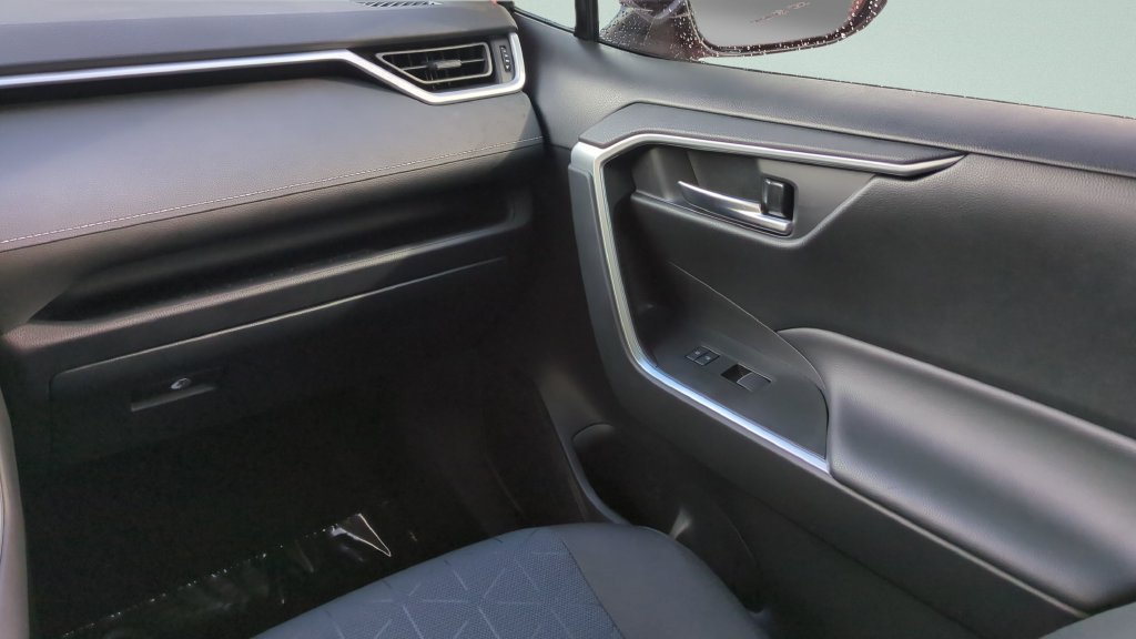 Used 2025 Toyota RAV4 XLE w/ Convenience Package FWD image 13
