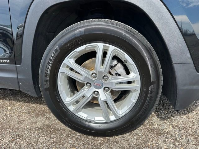 Used 2023 GMC Terrain SLE w/ Driver Convenience Package image 5