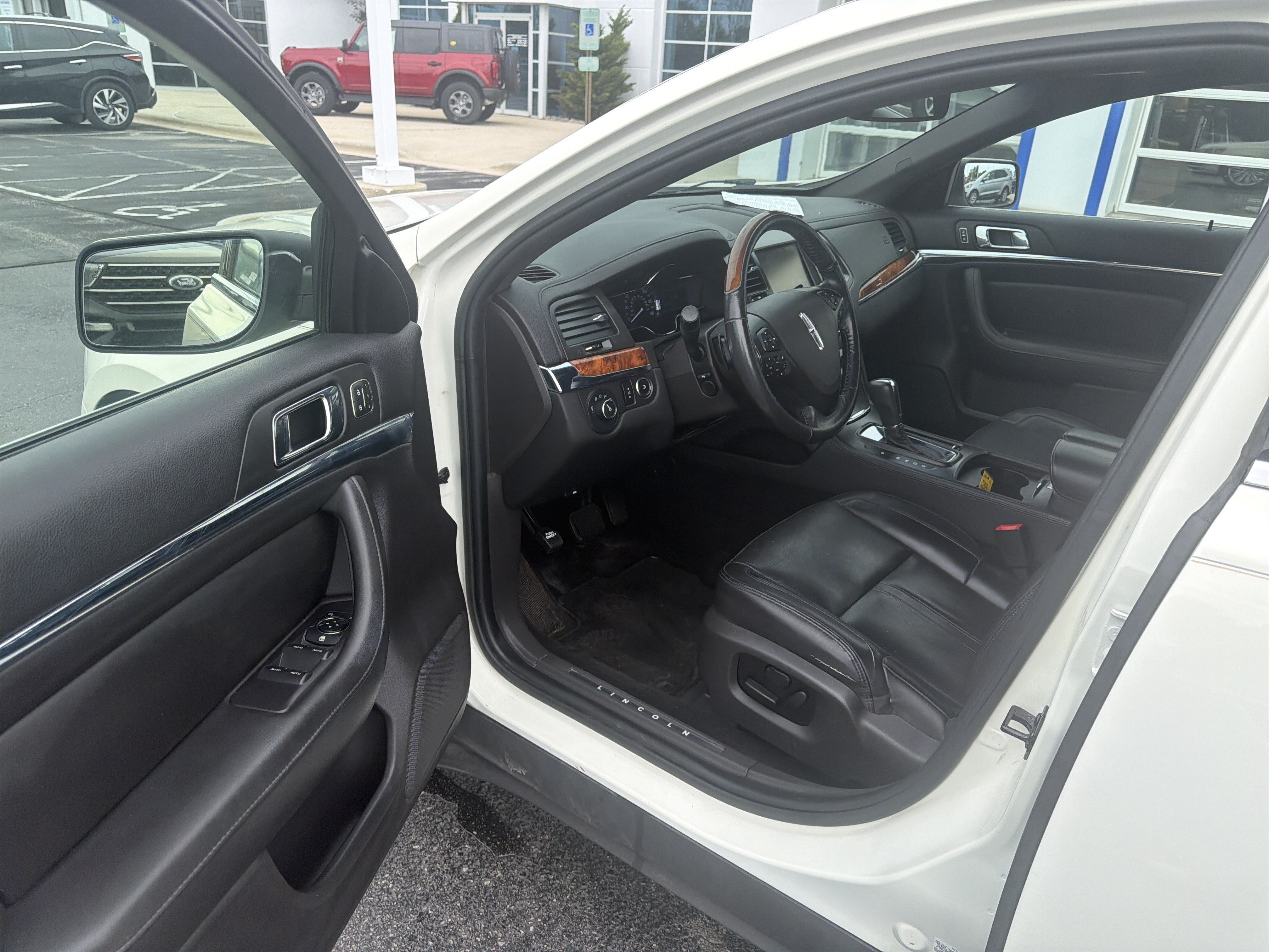 Used 2013 Lincoln MKS AWD image 15
