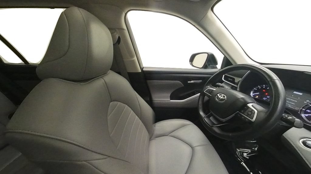 Certified 2024 Toyota Highlander XLE AWD/4WD image 34