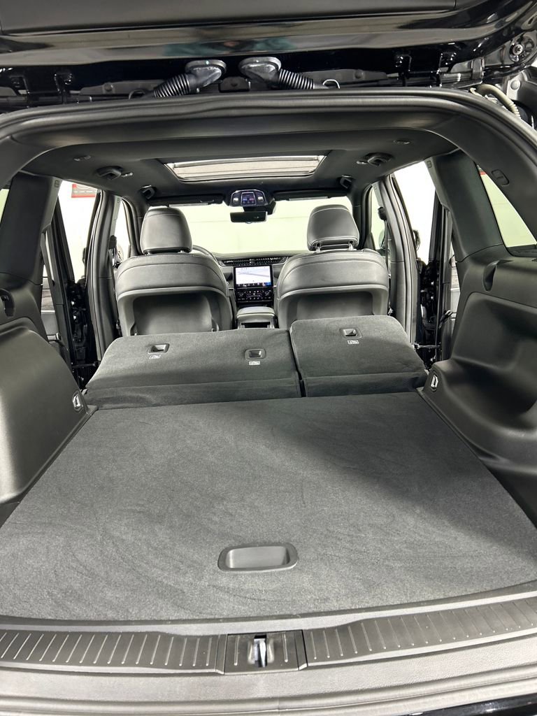 Used 2024 Jeep Grand Cherokee Limited w/ Luxury Tech Group II image 23