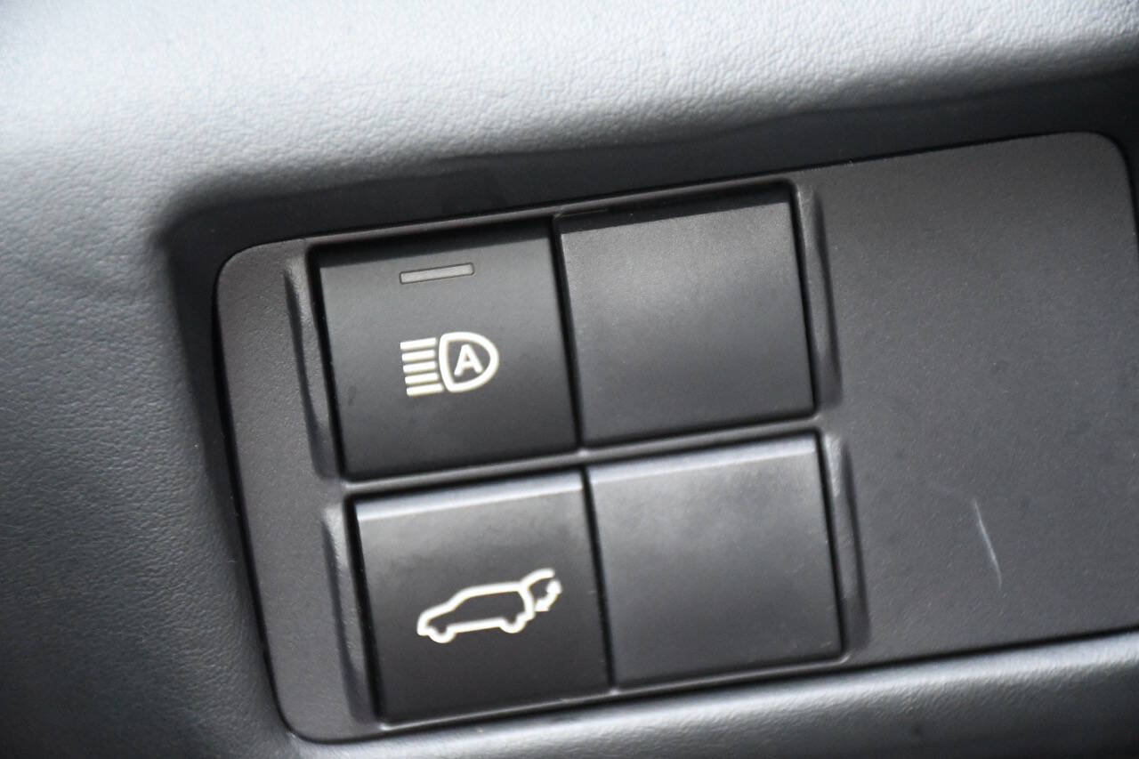Used 2022 Toyota Highlander XLE AWD/4WD image 37