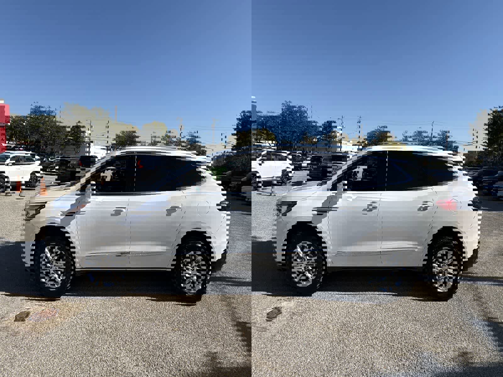 Used 2019 Buick Enclave Essence image 3