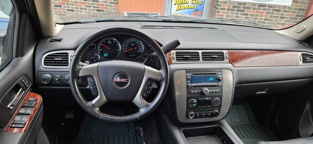 Used 2010 GMC Yukon SLT w/ SLT Chrome Package AWD/4WD image 9