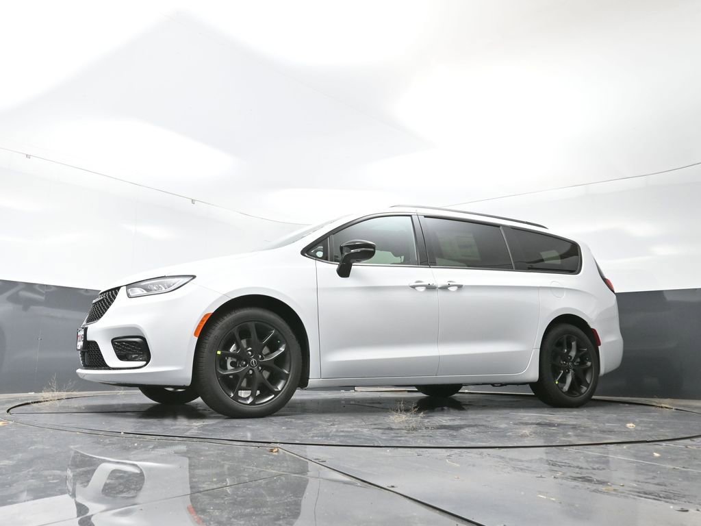 New 2026 Chrysler Pacifica Limited w/ S Appearance Package FWD image 45