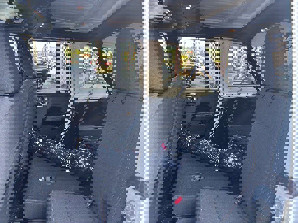 Used 2024 Jeep Wrangler Sahara image 29