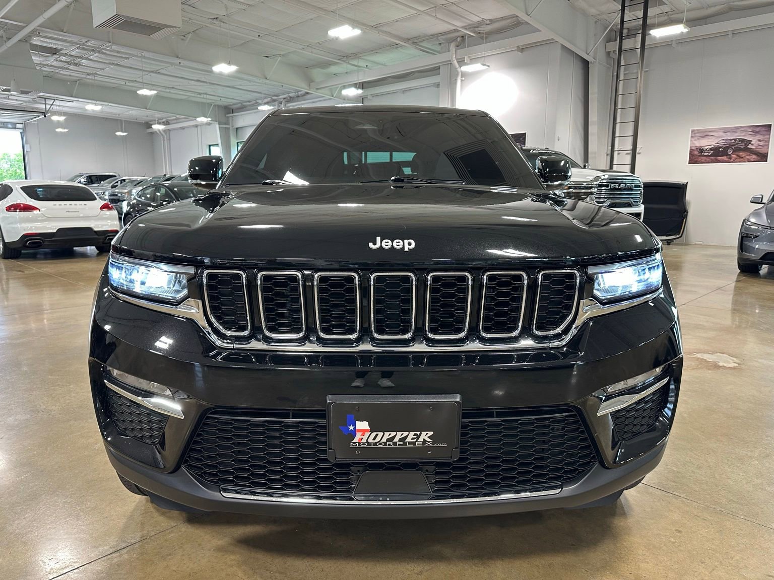 Used 2025 Jeep Grand Cherokee Limited AWD/4WD image 2