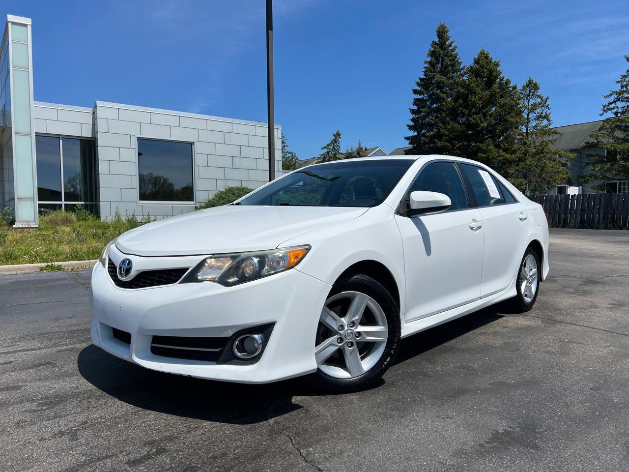 Used 2013 Toyota Camry SE FWD image 2