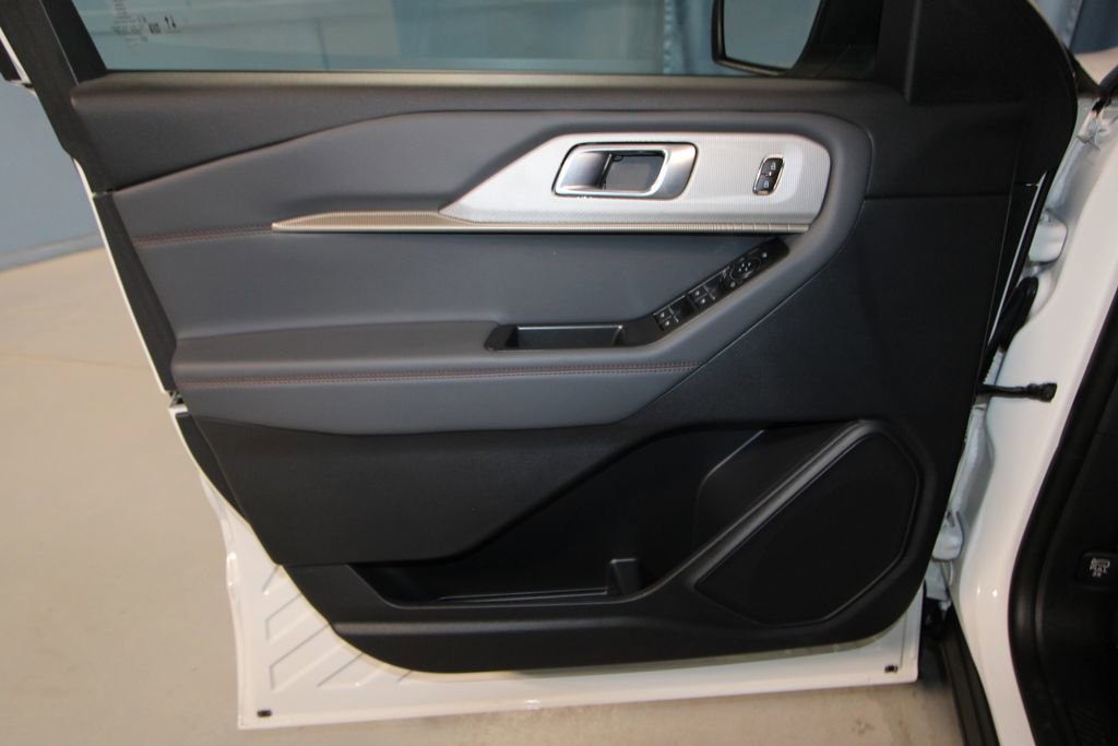 Used 2025 Ford Explorer Active w/ Active Comfort Package image 5