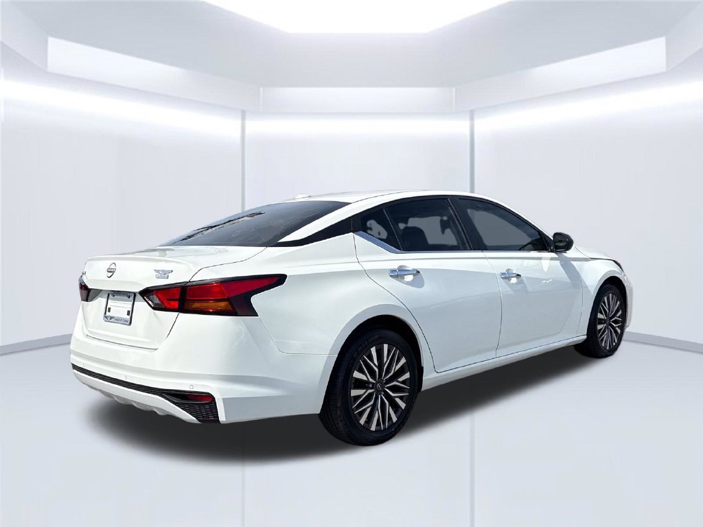 Used 2025 Nissan Altima 2.5 SV FWD image 3