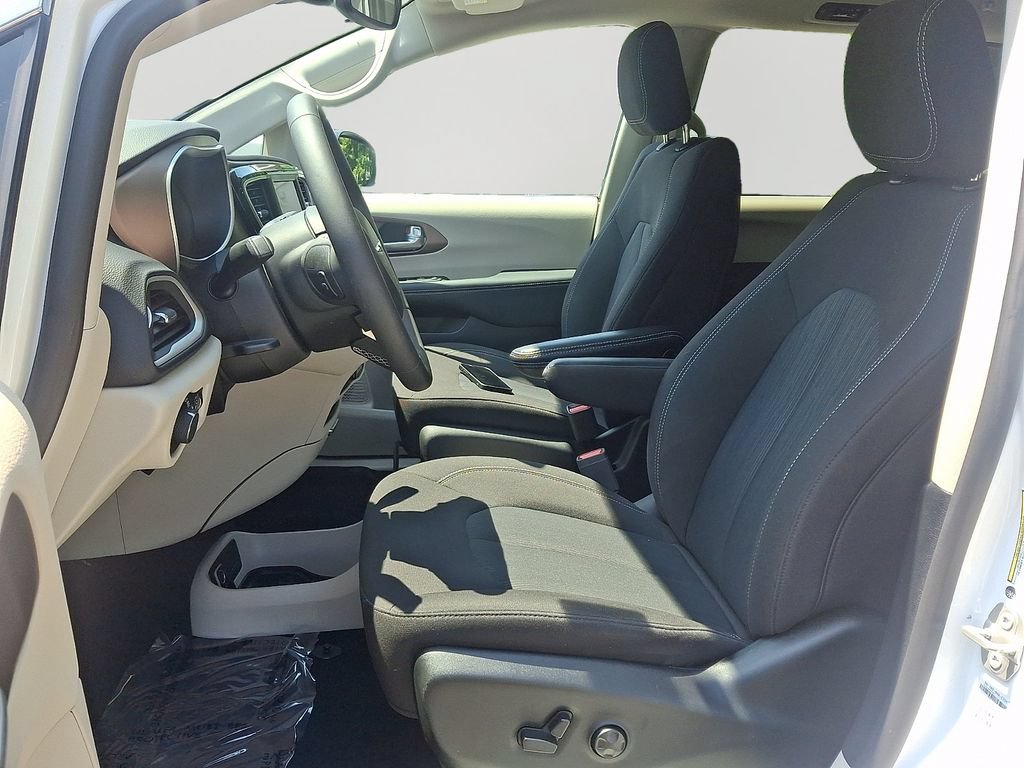Used 2024 Chrysler Voyager LX FWD image 14