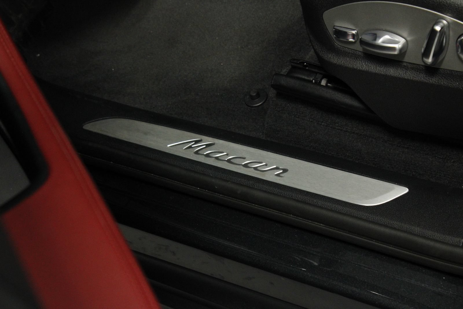 Certified 2025 Porsche Macan AWD/4WD image 25