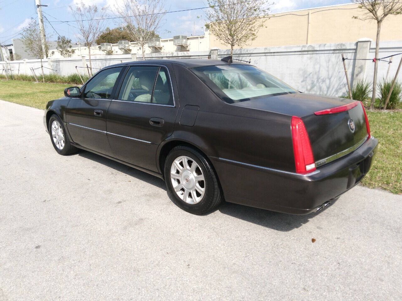 Used 2009 Cadillac DTS FWD image 2