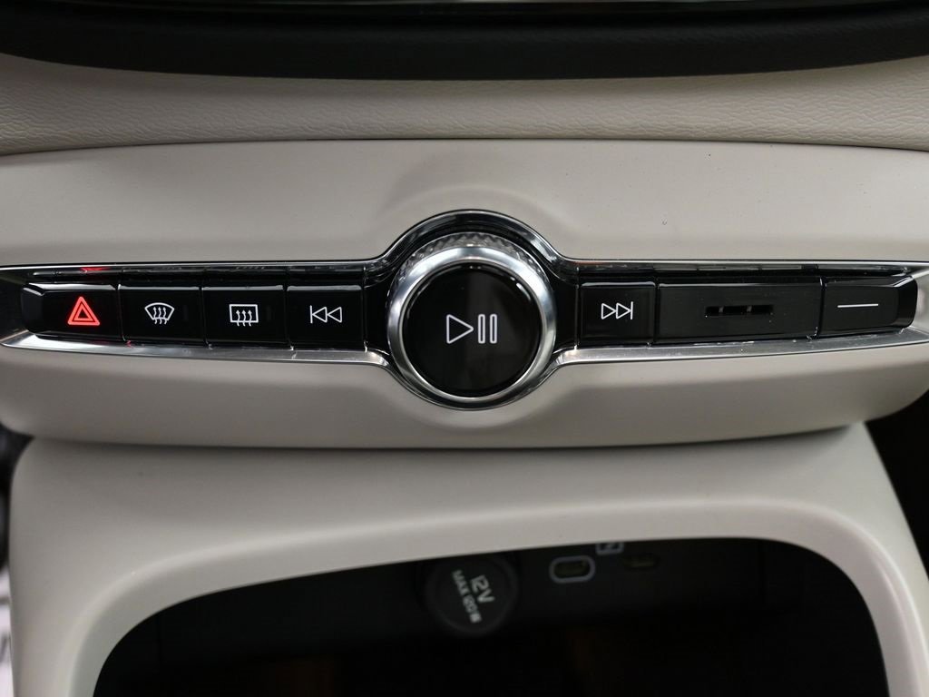 Used 2024 Volvo XC40 B5 Ultimate w/ Protection Package image 26